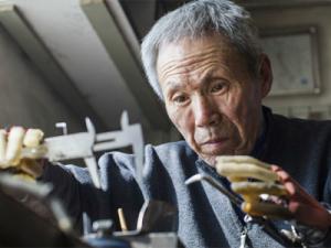 Mất cả 2 tay nhưng người đàn ông 63 tuổi này vẫn làm tất cả phải nể phục